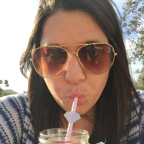 Profile Picture of Ali Riessen (@ariessen88) on Poshmark