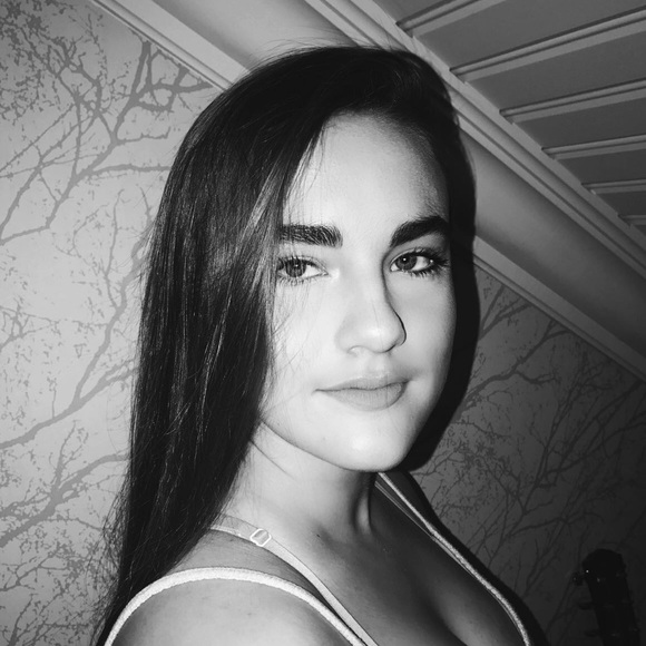 Profile Picture of Hannah Bilstad (@hannahlbbanana) on Poshmark