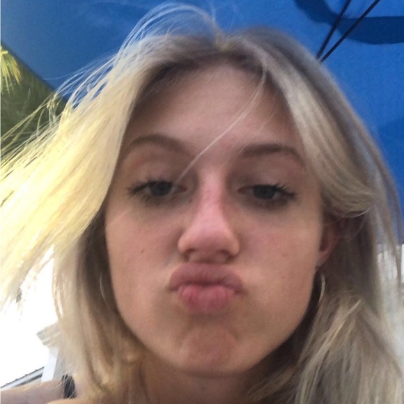 Profile Picture of Mia Adamitis (@mia_adamitis) on Poshmark