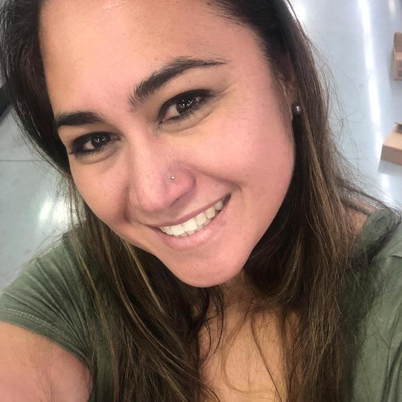 Profile Picture of Briana Maikui (@hanuflo) on Poshmark