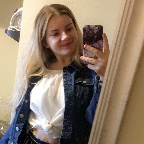 Profile Picture of Ivory Belsky (@ivorybelsky) on Poshmark