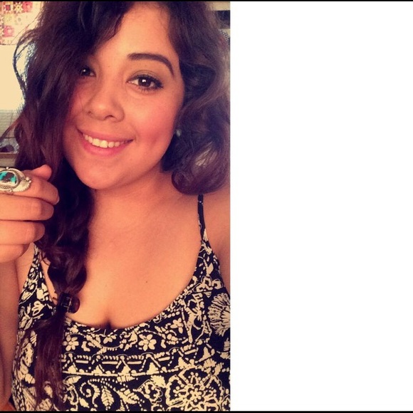 Profile Picture of Sarahi Tanori (@sarahitanori) on Poshmark