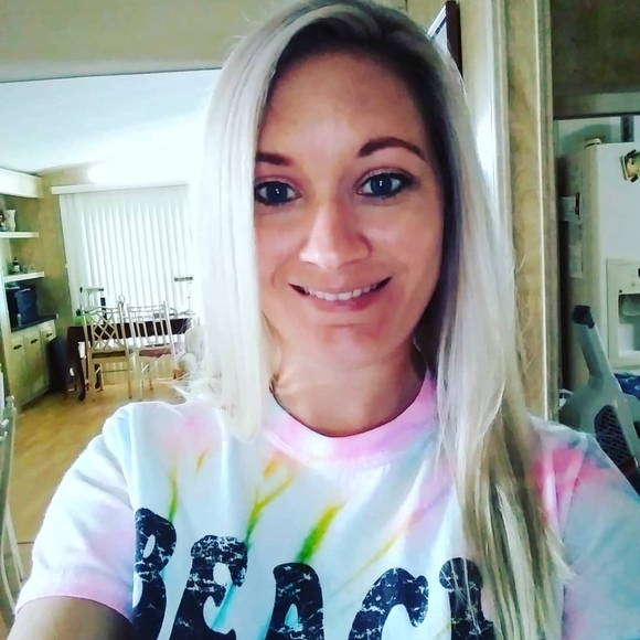 Profile Picture of Sarah Andrews (@sarahandrews985) on Poshmark