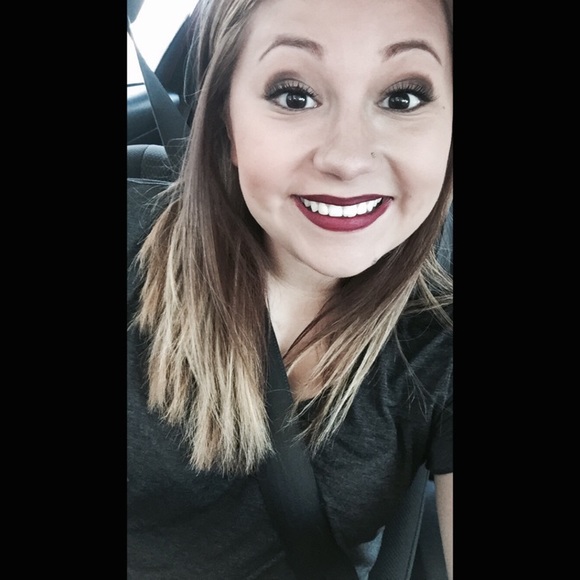 Profile Picture of Adrianna Adermann (@adriannaa_marie) on Poshmark