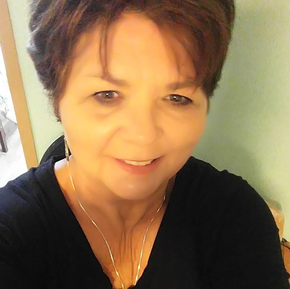 Profile Picture of Phyllis Perez (@pgsoell) on Poshmark