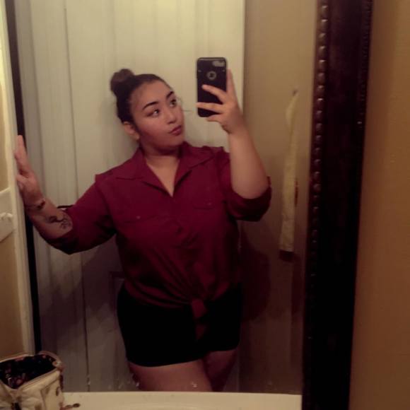 Profile Picture of Julieanna Reyes (@jewelzking) on Poshmark