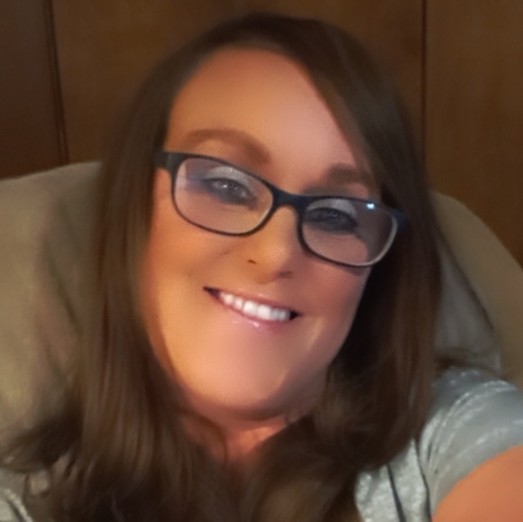 Profile Picture of Jennifer Olsson (@jlynnolsson) on Poshmark