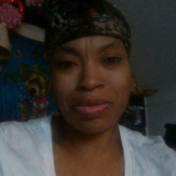 Profile Picture of Kim Moon (@kimmyloves) on Poshmark