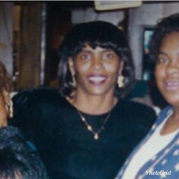 Profile Picture of Lahela Quarles (@lahelaquarles) on Poshmark