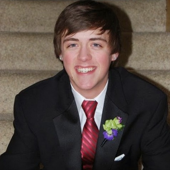 Profile Picture of Robert Ennis (@rennis06) on Poshmark