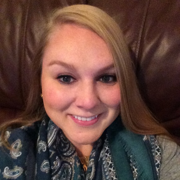 Profile Picture of Lucy Watson (@pinksparkleglam) on Poshmark