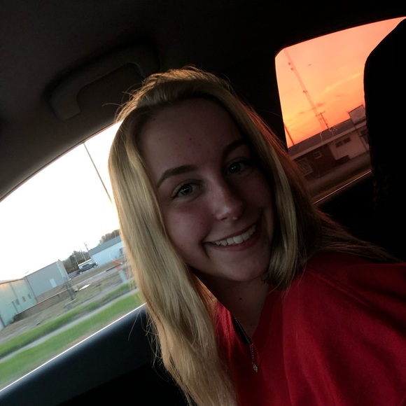 Profile Picture of Stephanie Gruenewald (@s_gruenewald) on Poshmark