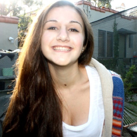 Profile Picture of Rosie Rubenstein (@rosierubenstein) on Poshmark