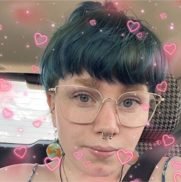 Profile Picture of Olive Baltazor (@baltazorms) on Poshmark