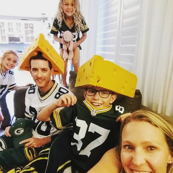 Profile Picture of Jen Kleinbaum (@jgaylew) on Poshmark