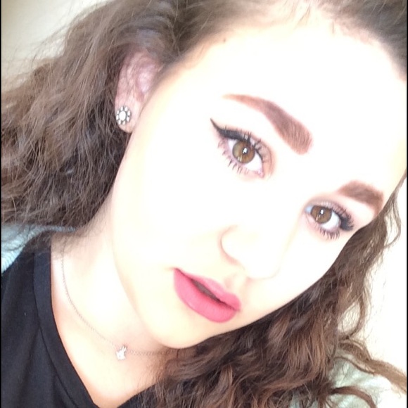 Profile Picture of Emma Hagan (@emmagrace97) on Poshmark