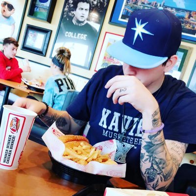 Profile Picture of Jacob Hundley (@GoldenPen2k10) on Twitter