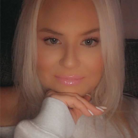 Chiffon Barrow - Poshmark Profile Picture of Chiffon Barrow (@chiffonbarrow) on Poshmark