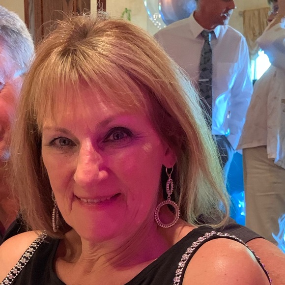 Profile Picture of Lisa Stricklin (@lisalstricklin) on Poshmark