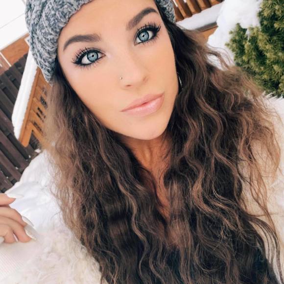 Profile Picture of Victoria Smeaton (@vicki15068) on Poshmark