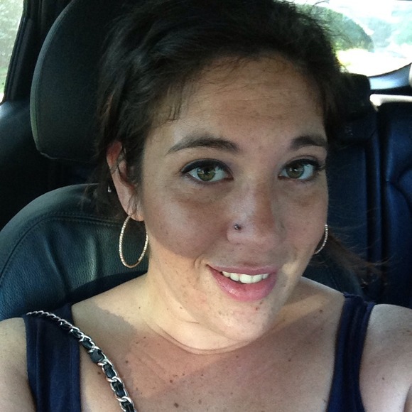 Profile Picture of Alesha Grodsky (@aleshag27) on Poshmark