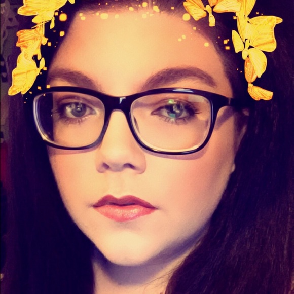 Profile Picture of Emily Hiner (@eahiner28) on Poshmark