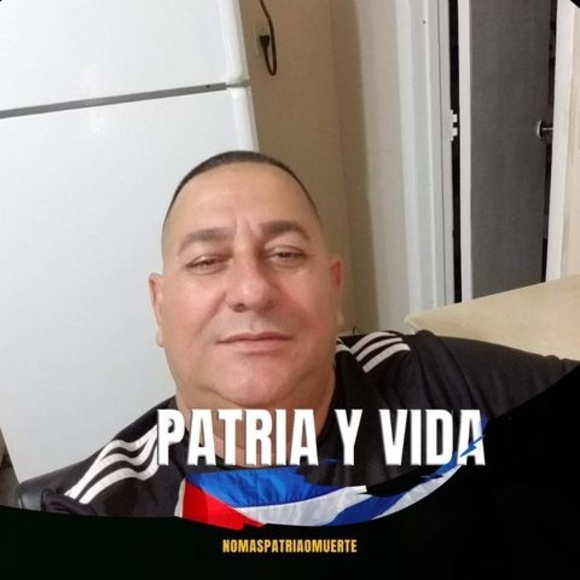 Profile Picture of Carlosalbertomartinez Kon (@c_kon) on Poshmark
