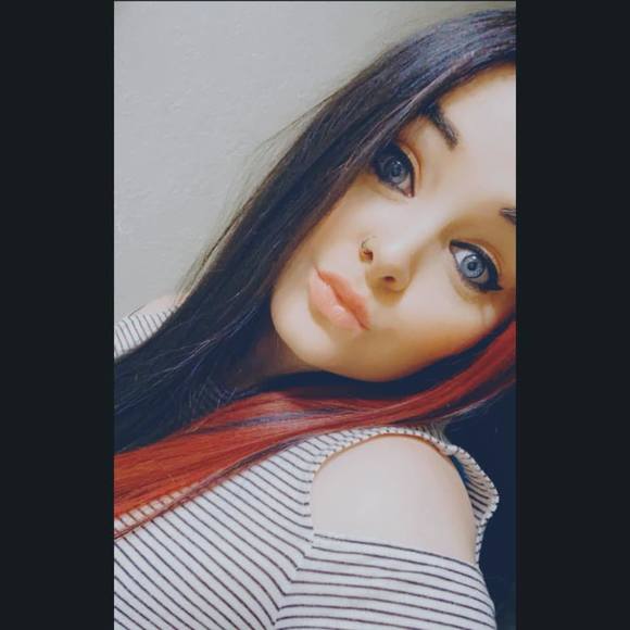 Profile Picture of Brittany Thumann (@bthumann) on Poshmark