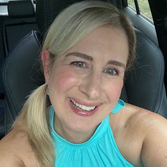 Profile Picture of Nicole Davignon (@nicolesimonedav) on Poshmark