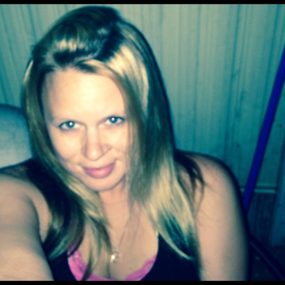 Profile Picture of Jaimee Piker (@jaimeelyn) on Poshmark