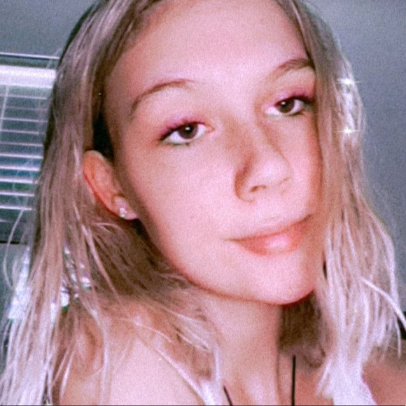 Profile Picture of Angelina Shorthouse (@angelinalane223) on Poshmark