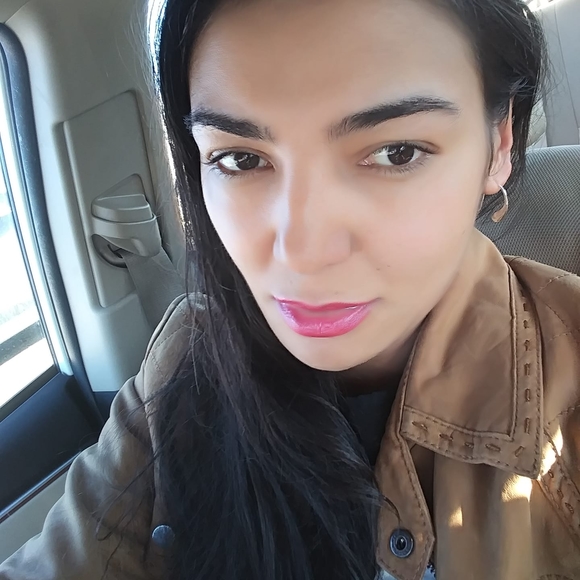 Profile Picture of Eli anjo Anjo (@elizienne) on Poshmark