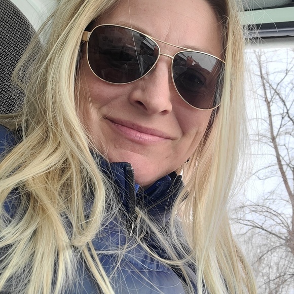 Profile Picture of Bobbie Christophersen (@bobbie2gogo) on Poshmark