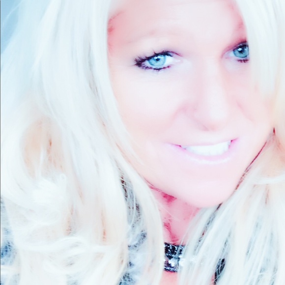 Profile Picture of Colleen Pfaff (@bcpfaff) on Poshmark