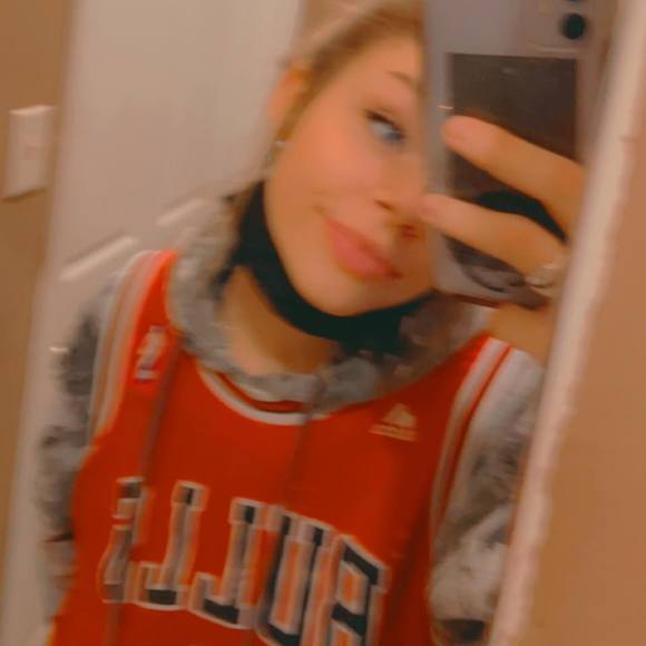 Profile Picture of Mollie Buksar (@molliebuksar) on Poshmark