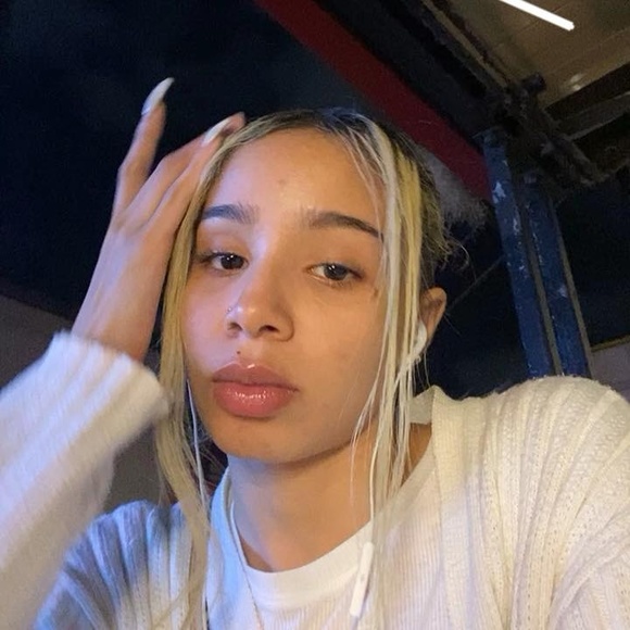 Profile Picture of Nelly Nellz (@nellynellz300) on Poshmark