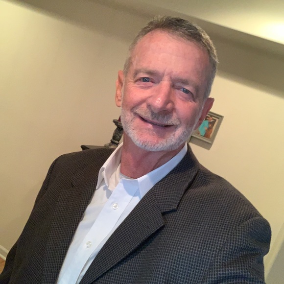 Profile Picture of Eddie Layrock (@eddielayrock) on Poshmark