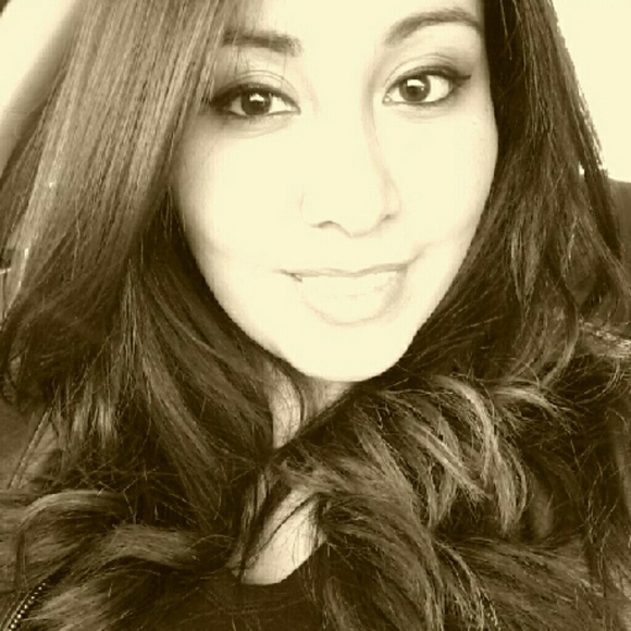 Profile Picture of Ariana Treto (@ariana2324) on Poshmark