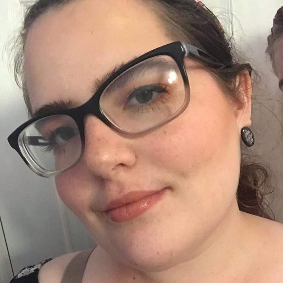 Profile Picture of Lauren Silvers (@thorn11397) on Poshmark