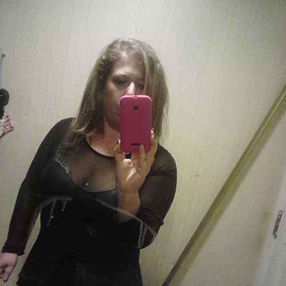 Profile Picture of April Gladsone (@golden4you) on Poshmark