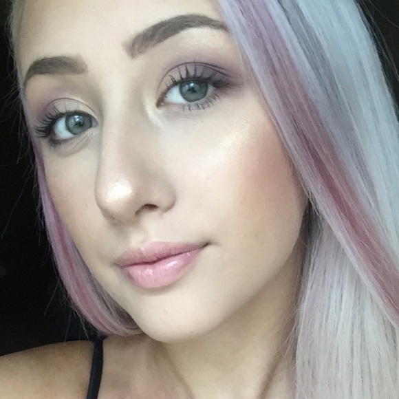 Profile Picture of Kati Manzyuk (@katimanyoo) on Poshmark