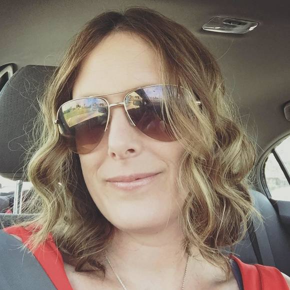 Profile Picture of Gillian Andrews (@gillian8888) on Poshmark