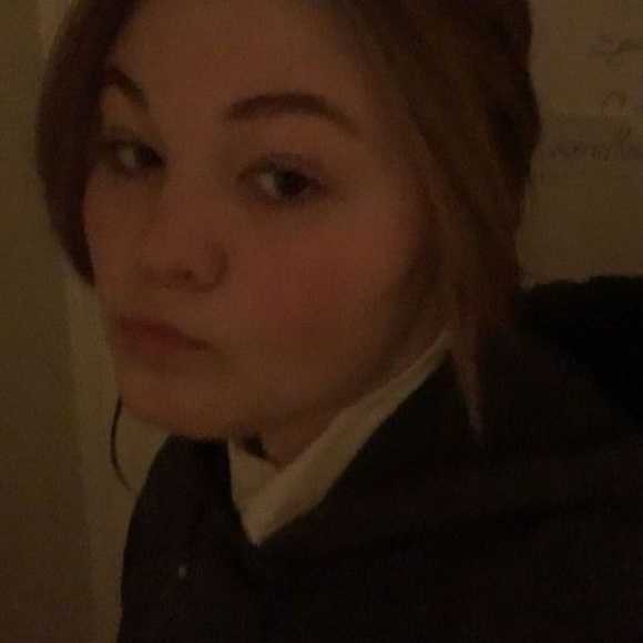 Alyssa Centamore - Poshmark Profile Picture of Alyssa Centamore (@alyssacentamore) on Poshmark