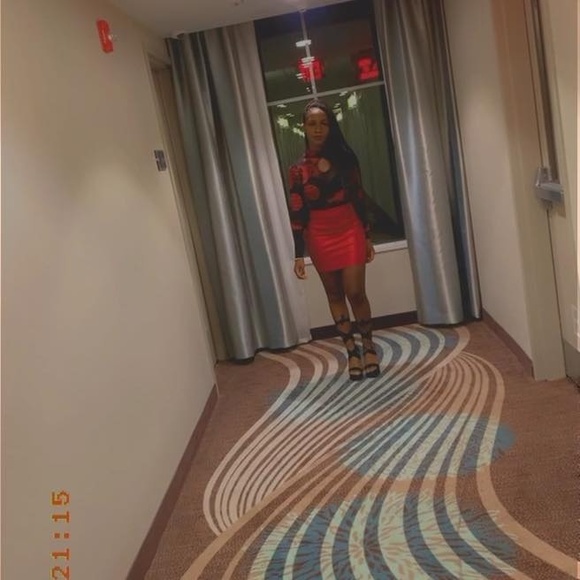 Profile Picture of Anna H (@annahowe) on Poshmark