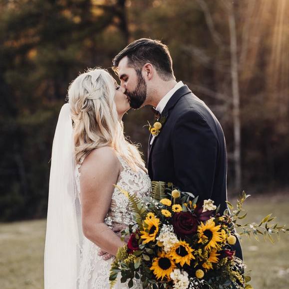 Profile Picture of Haley Ammons (@haleynicole298) on Poshmark