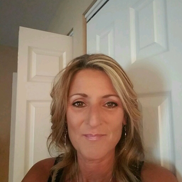 Profile Picture of Annette Martin (@ladyhawk309) on Poshmark