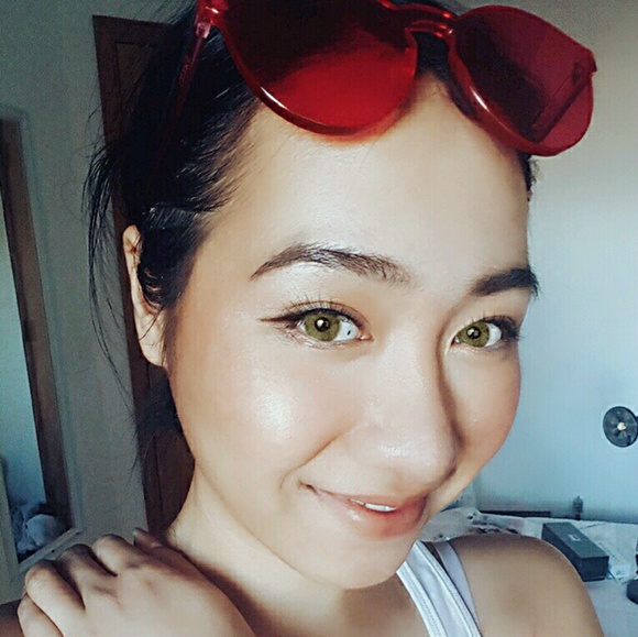 Profile Picture of Huyen Nguyen (@zoewuyen) on Poshmark