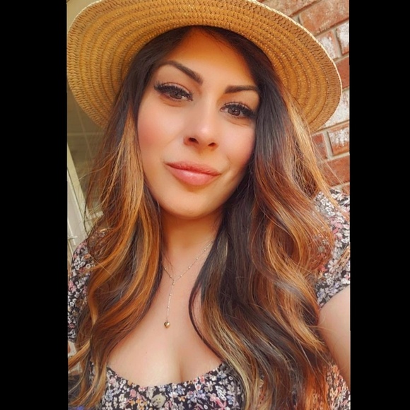 Profile Picture of Mari Price (@marisela00082) on Poshmark