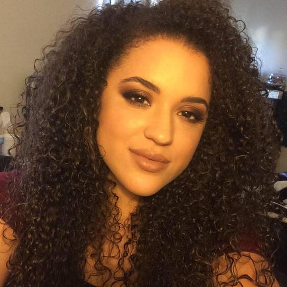 Profile Picture of Crystal Hidalgo (@colormecrys) on Poshmark