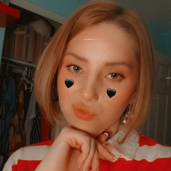 Profile Picture of Maria Dunatov (@plat0nictrash) on Poshmark